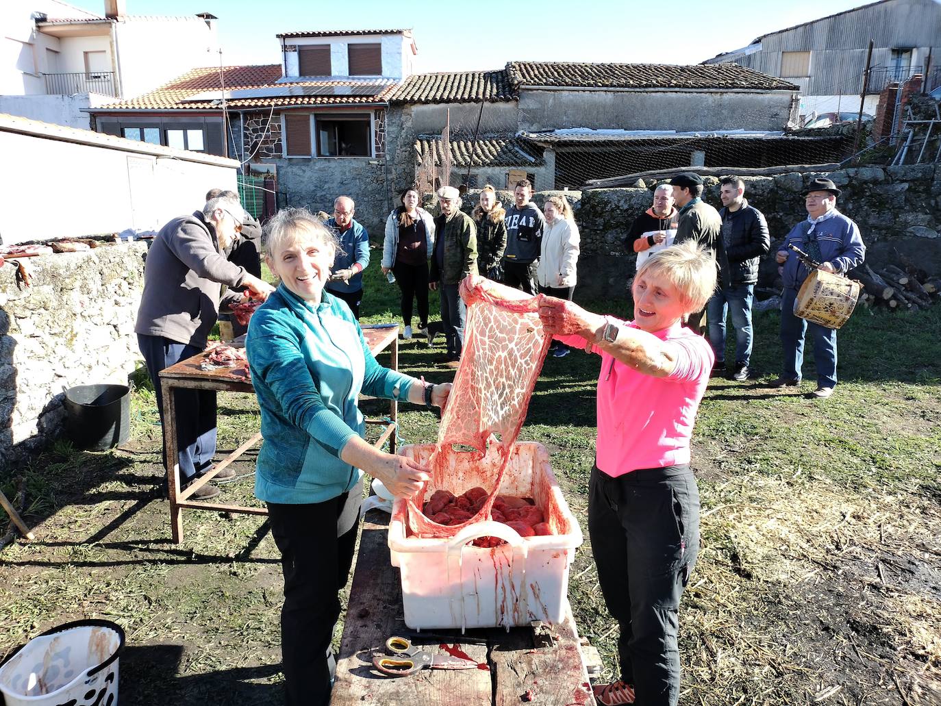 Los vecinos de Horcajo de Montemayor disfrutan de la matanza popular en una animada jornada