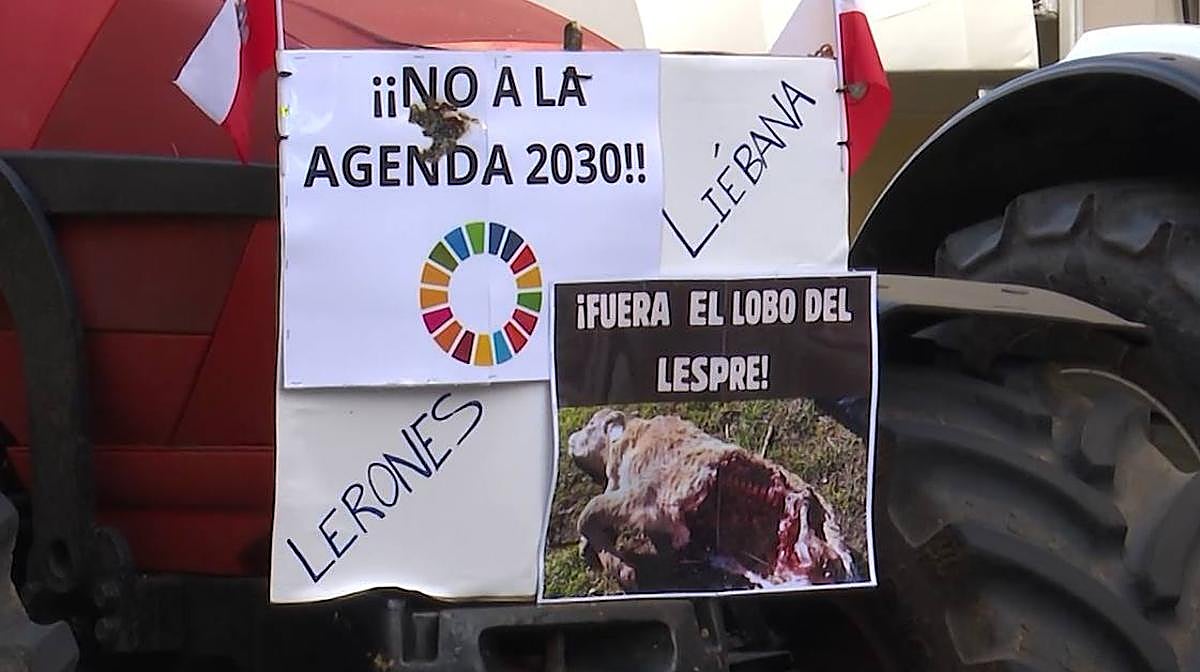 Los agricultores cántabros elevan el tono: dejan en la puerta de la Delegación el cadáver de un potro