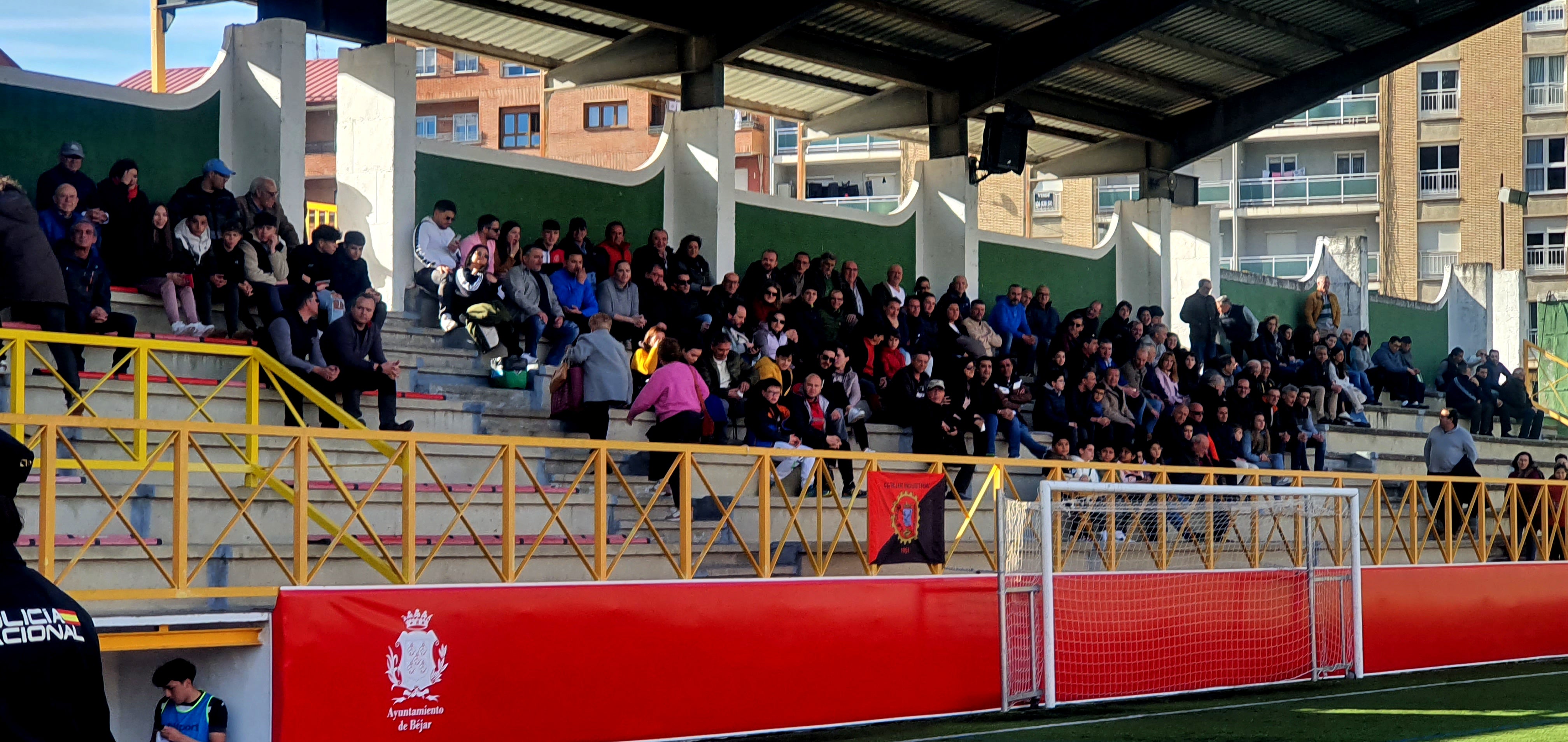 Saque de honor de la Policía Nacional por su 200 aniversario en el partido entre el Béjar y el Zamora