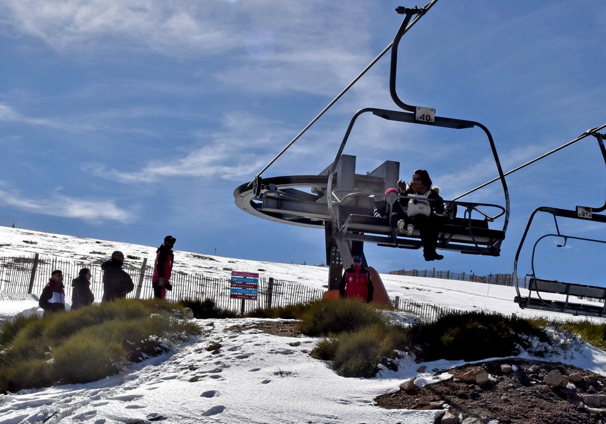 La Covatilla aprovecha el tirón turístico del telesilla y abre una pista para el esquí en la cota alta