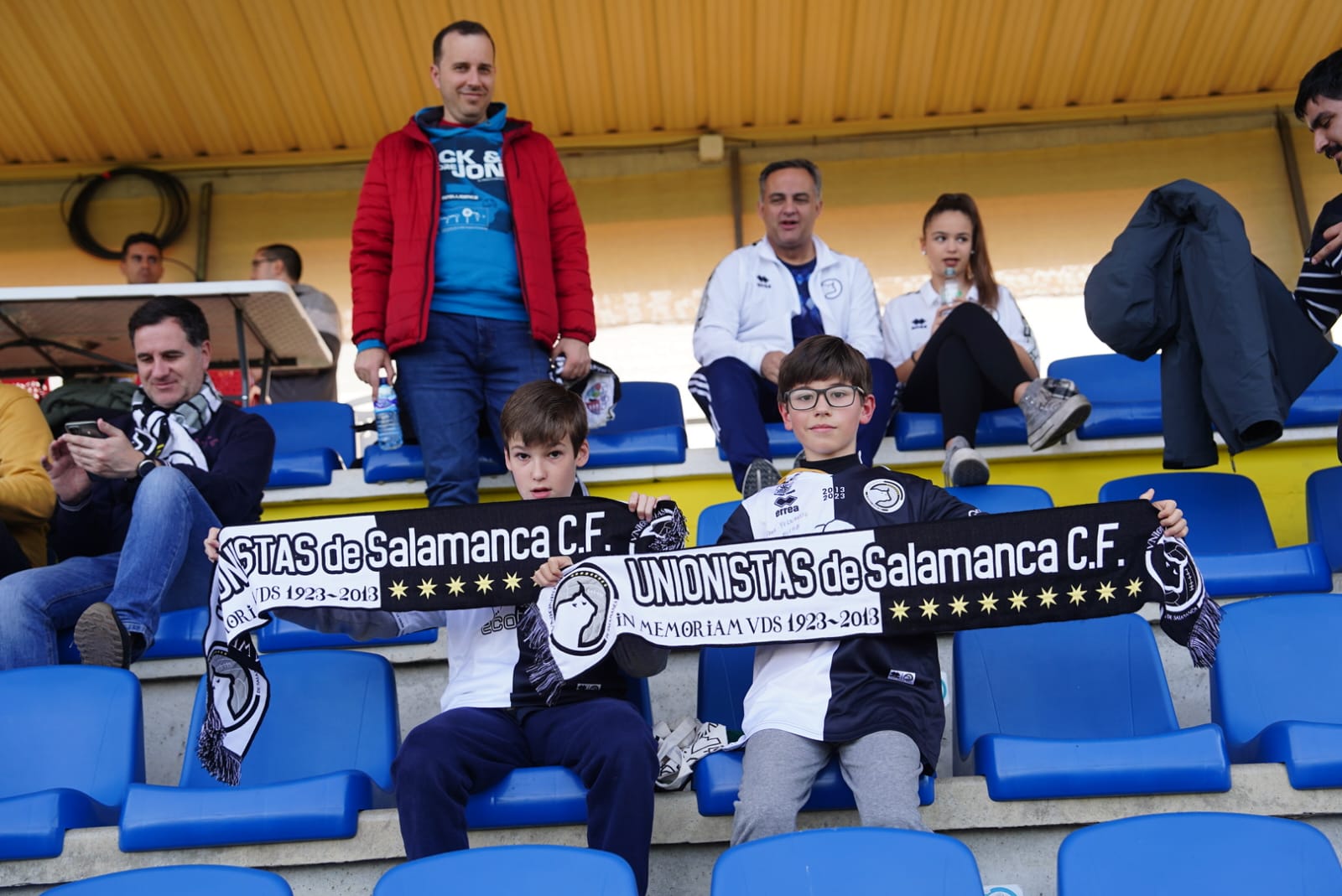 Búscate en la grada del Reina Sofía en el partido de Unionistas contra el Fuenlabrada