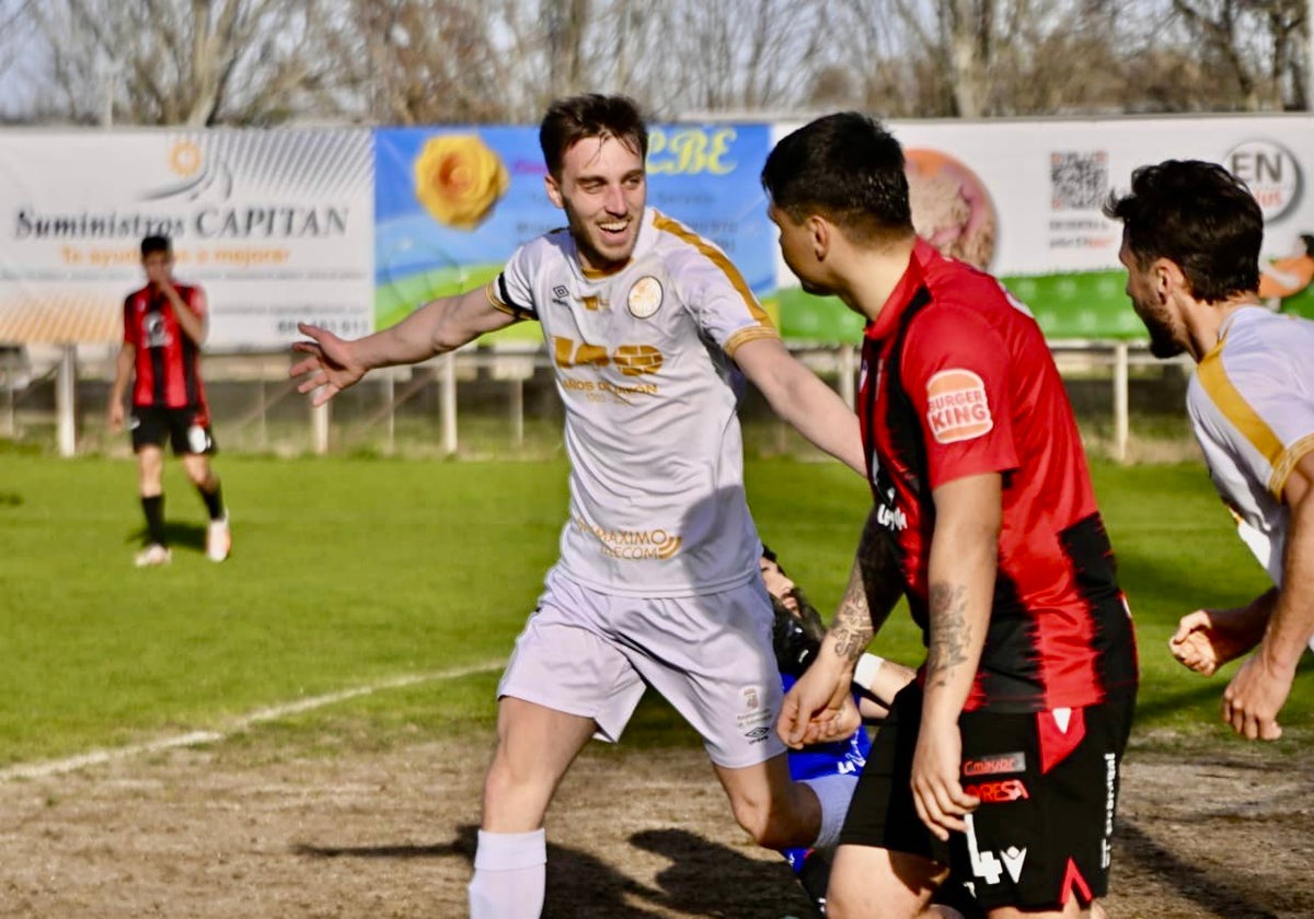 Fassani celebra uno de sus goles en Laguna.