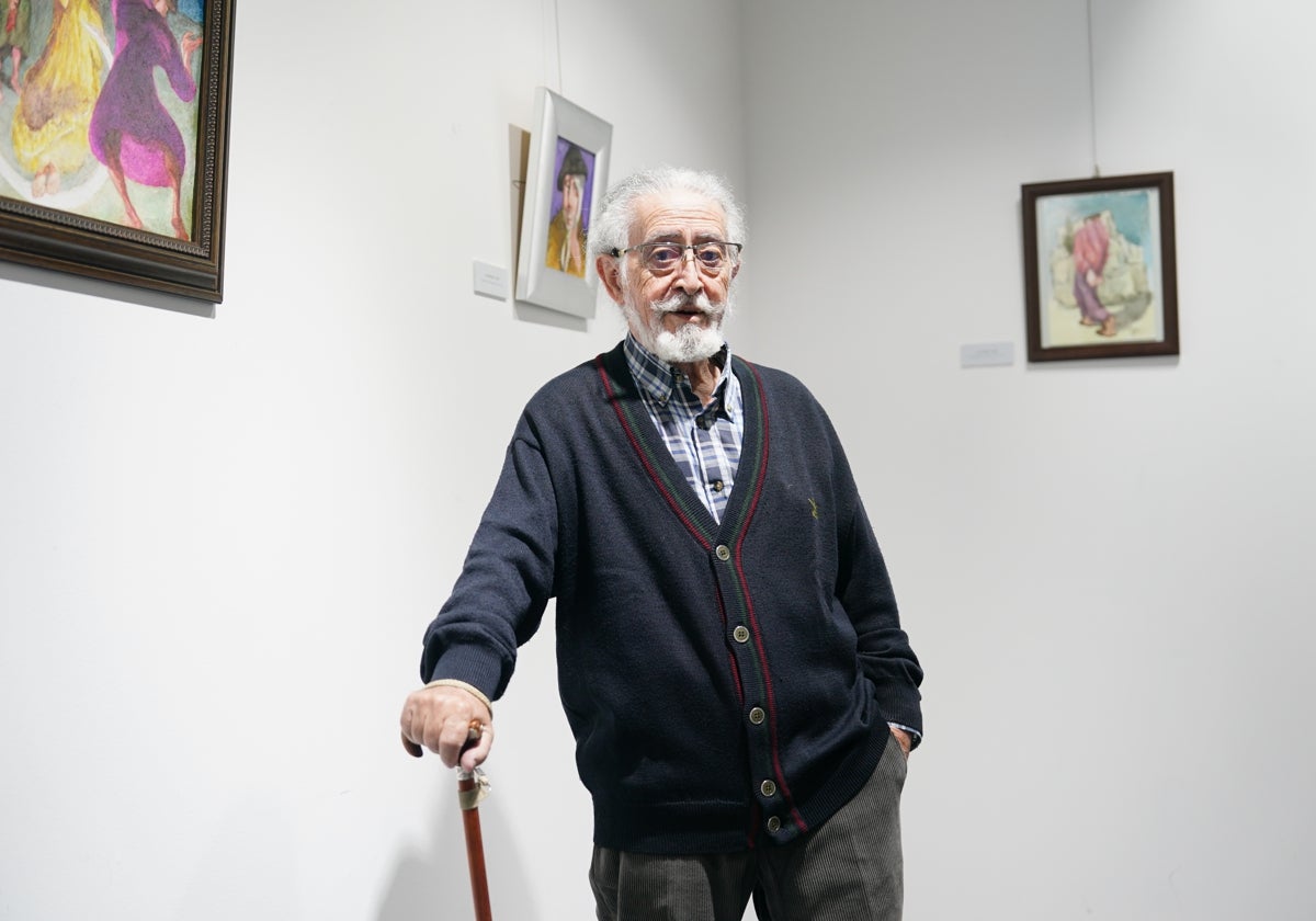 El pintor Jerónimo Prieto en la sala de exposiciones del Casino.