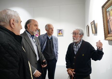 Imagen secundaria 1 - La colección de cuadros de Jerónimo Prieto en la sala de exposiciones del Casino.