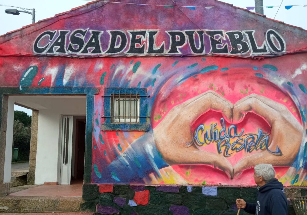 Aspecto temporal de las escuelas de Saldeana, una vez cubierto el mural.