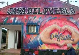 Aspecto temporal de las escuelas de Saldeana, una vez cubierto el mural.