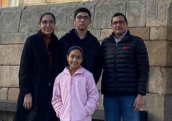 Carolina y Jonathan con sus hijos de 9 y 14 años, junto a la iglesia de Vitigudino, municipio en el que ahora residen.