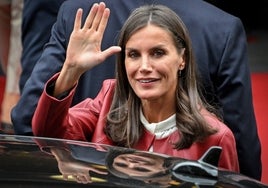 La reina Letizia saluda antes de subirse a su vehículo oficial.