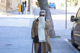 Una mujer pasando frío por Salamanca.