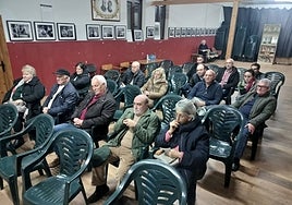 Representantes de diferentes municipios afectados por la supresión de servicios de autobús a Madrid, en la reunión de Puente del Congosto.