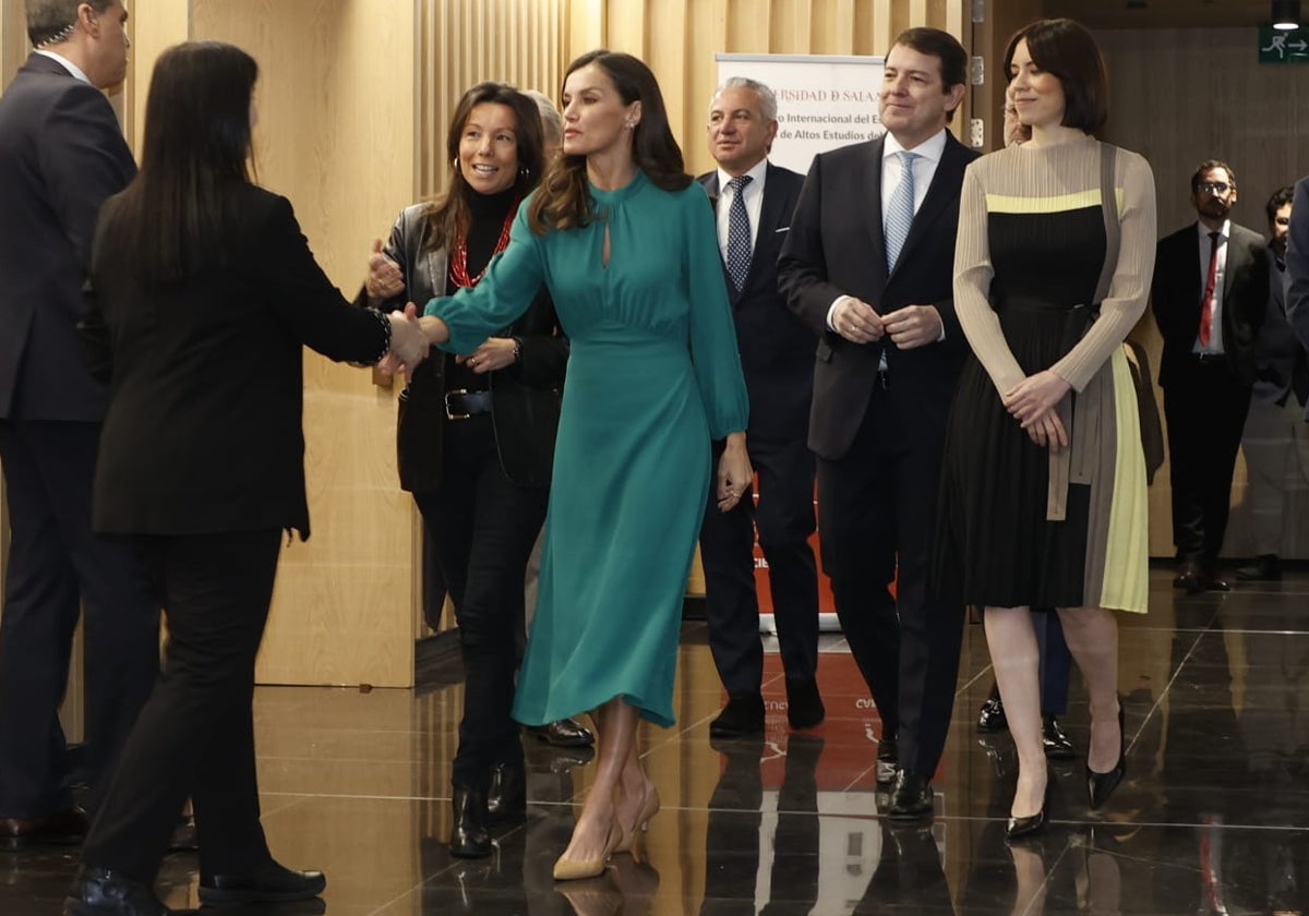 La Reina Letizia con vestido verde de firma española.