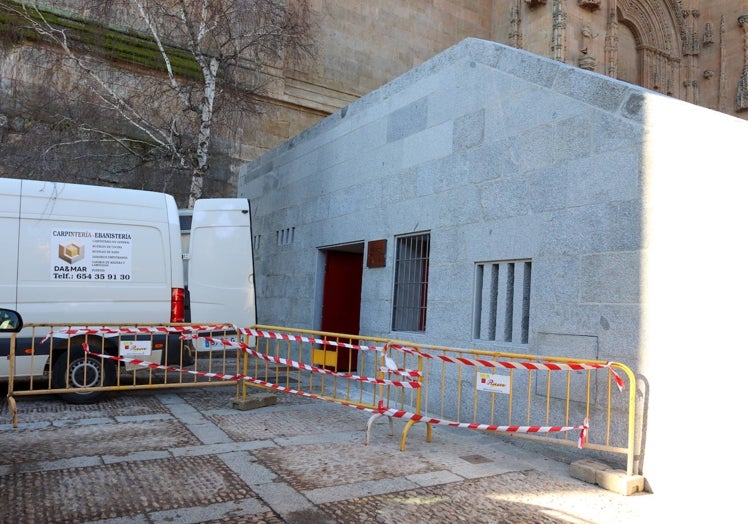 Entrada a los nuevos aseos habilitados por el Ayuntamiento.