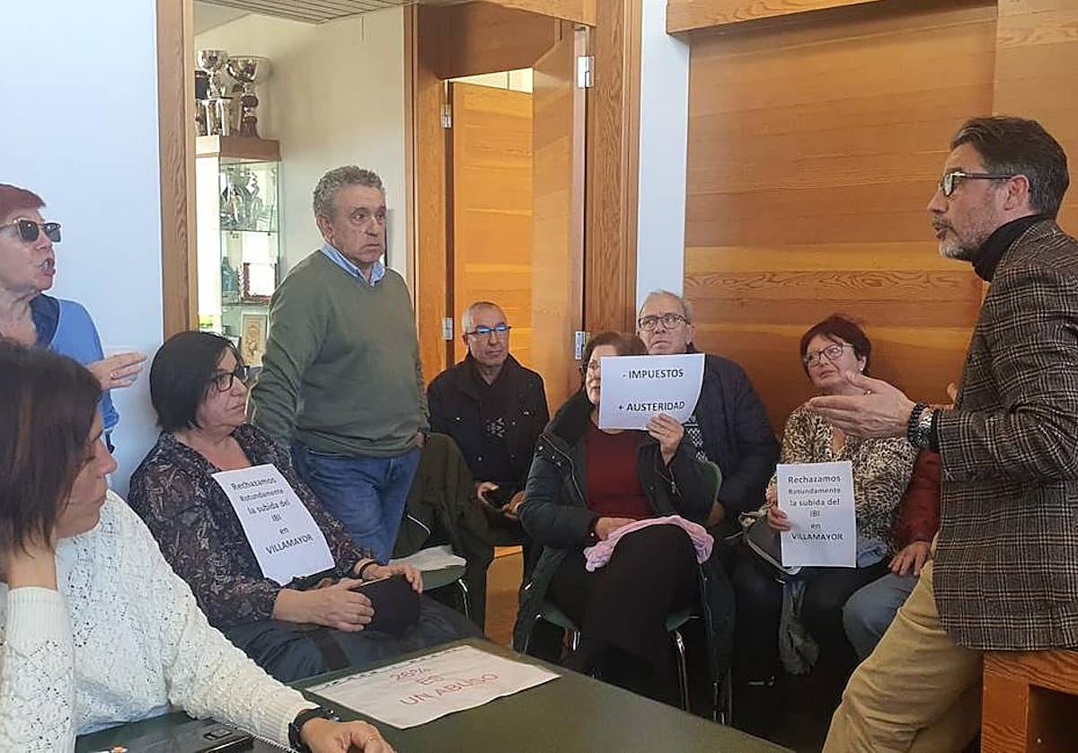 El alcalde Ángel Peralvo hablando con los vecinos que protestaban por la subida del IBI.