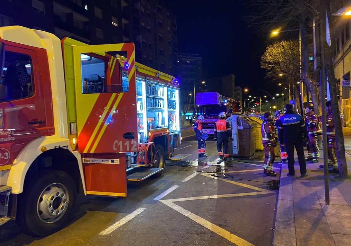 La dotación de Bomberos y Policía en el local.