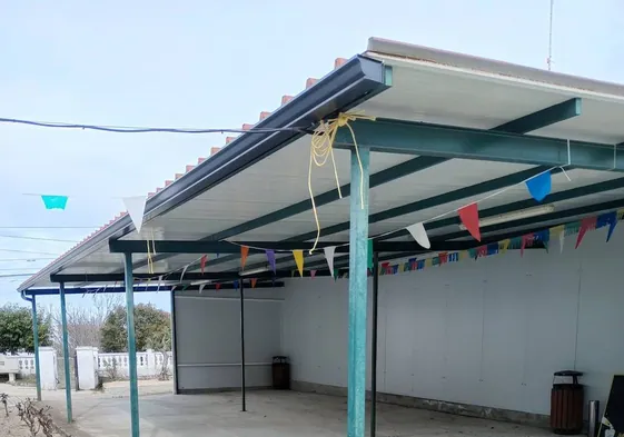 Terraza techada del bar de Alberguería.