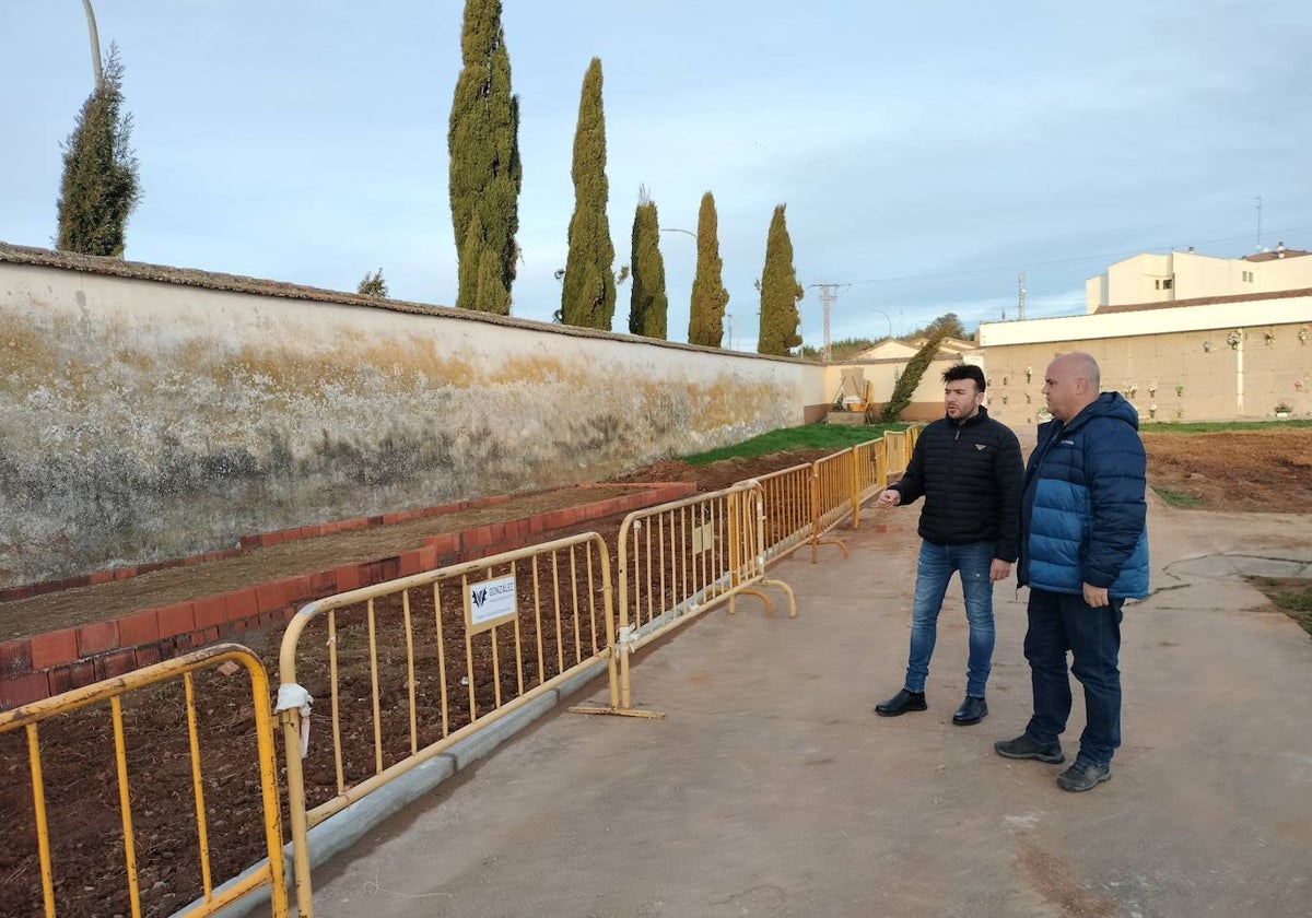 El concejal responsable del cementerio, Roberto Hernández Garabaya, visitó esta mañana el cementerio con el técnico municipal de Obras.