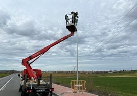 Uno de los operarios durante la instalación de una luminaria.