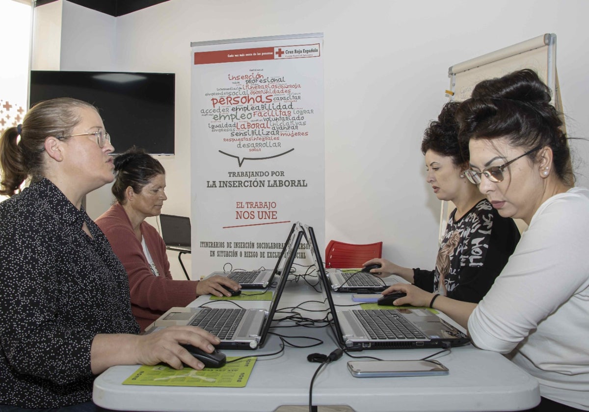 Participantes en el curso 'Actividades de auxiliar de comercio' impartido por Cruz Roja en Santa Marta.