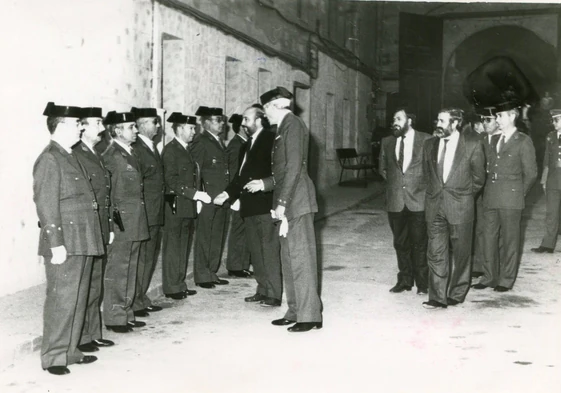 Luis Roldán visitando en 1987 el antiguo cuartel de la Guardia Civil, en la plaza de Colón.