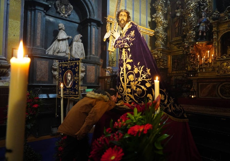 Veneración a la imagen de Jesús Nazareno.