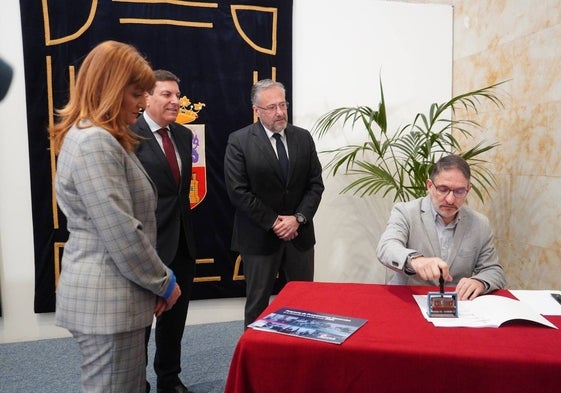 Carlos Fernández Carriedo, registrando los presupuestos en Las Cortes.