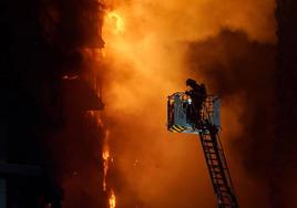 Un bombero trabaja en el incendio de Valencia.