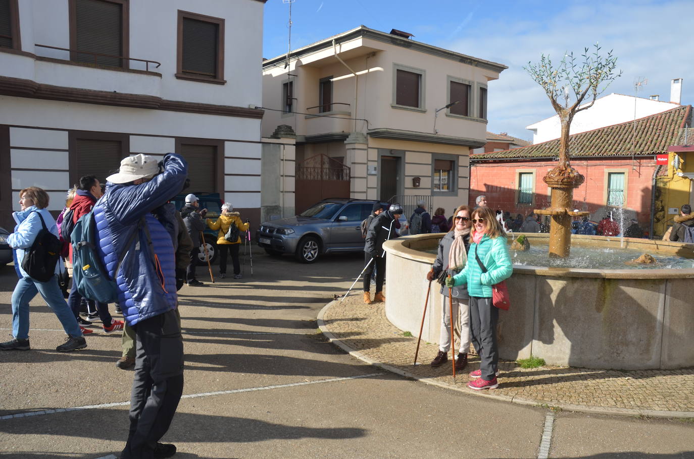 Más de 200 senderistas salen al encuentro de los almendros en flor desde La Fregeneda