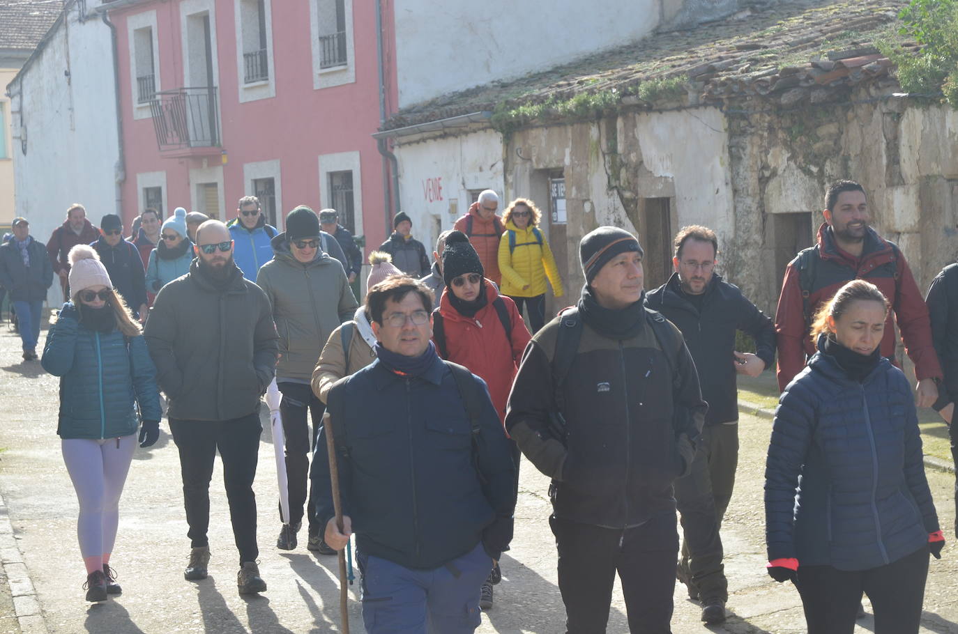 Más de 200 senderistas salen al encuentro de los almendros en flor desde La Fregeneda