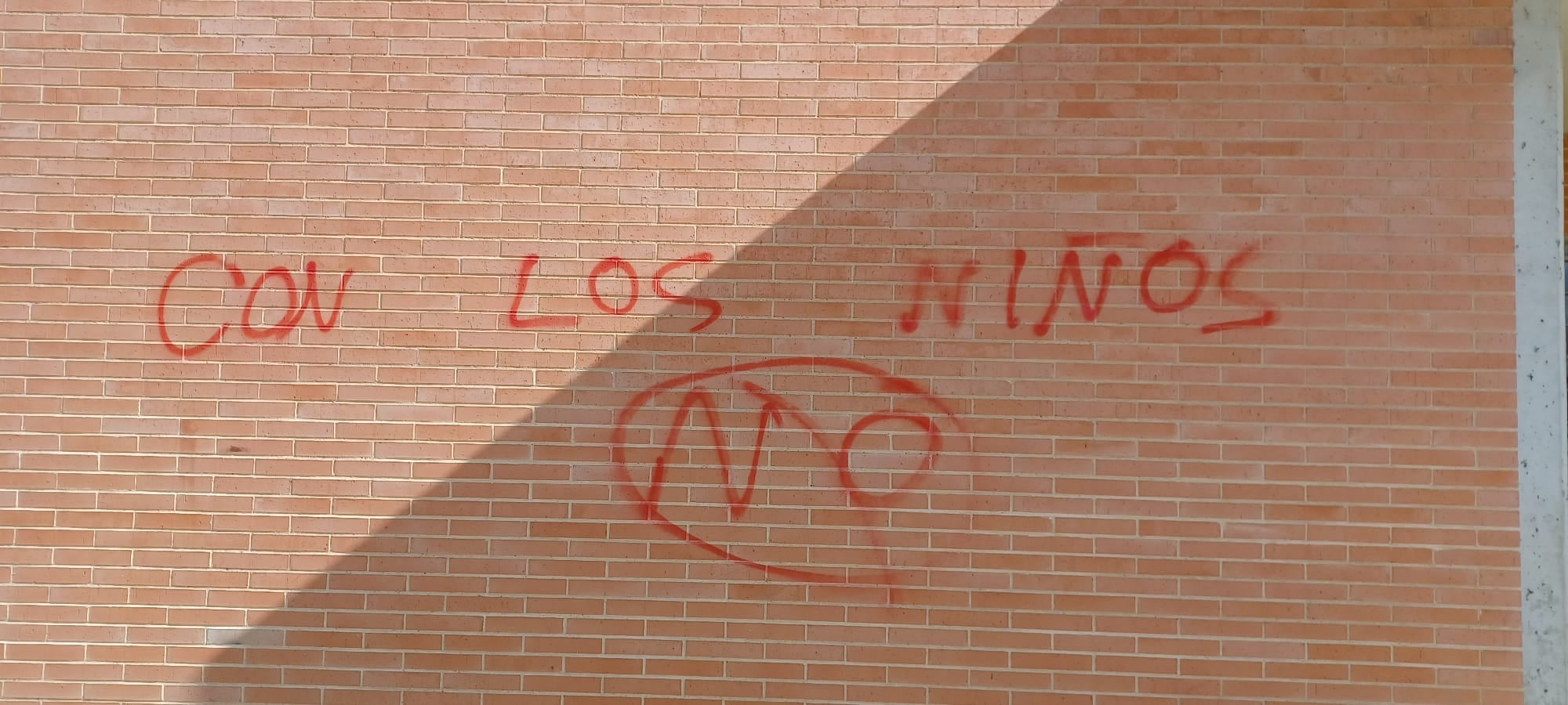 Ataque vandálico en el colegio Pablo Picasso de Carbajosa: «Los niños no se tocan»