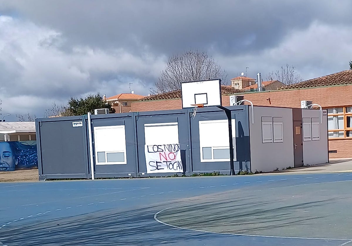 Ataque vandálico en el colegio Pablo Picasso de Carbajosa: «Los niños no se tocan»