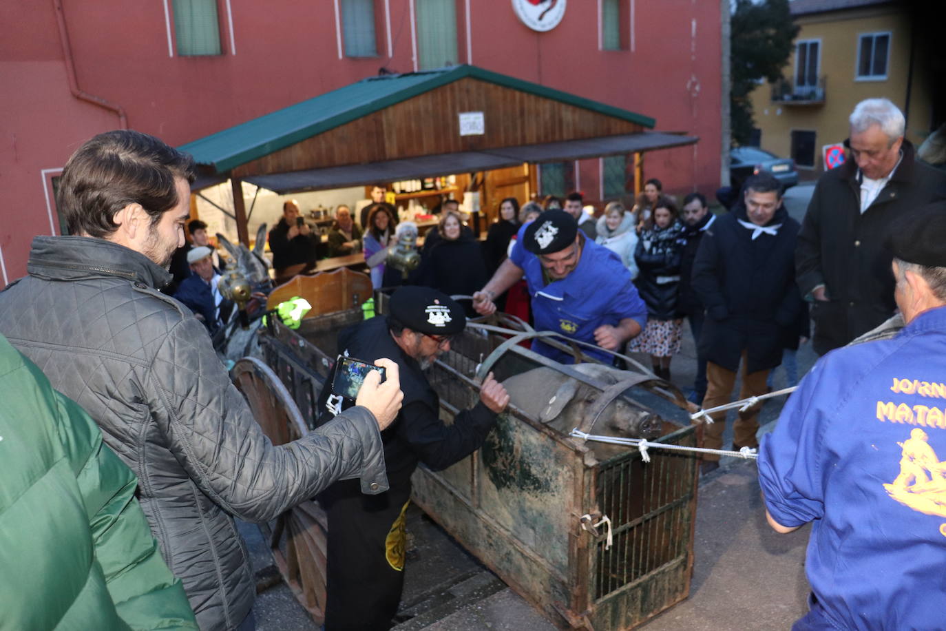 Guijuelo disfruta de su matanza nocturna