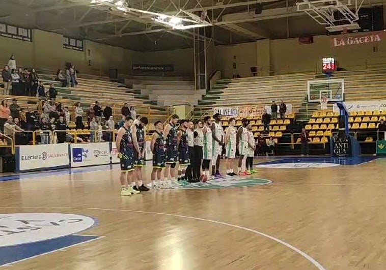 Minuto de silencio antes del partido.