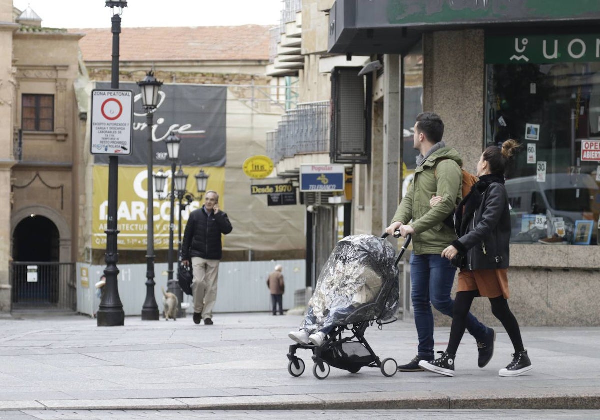 Una pareja pasea por el centro de Salamanca.