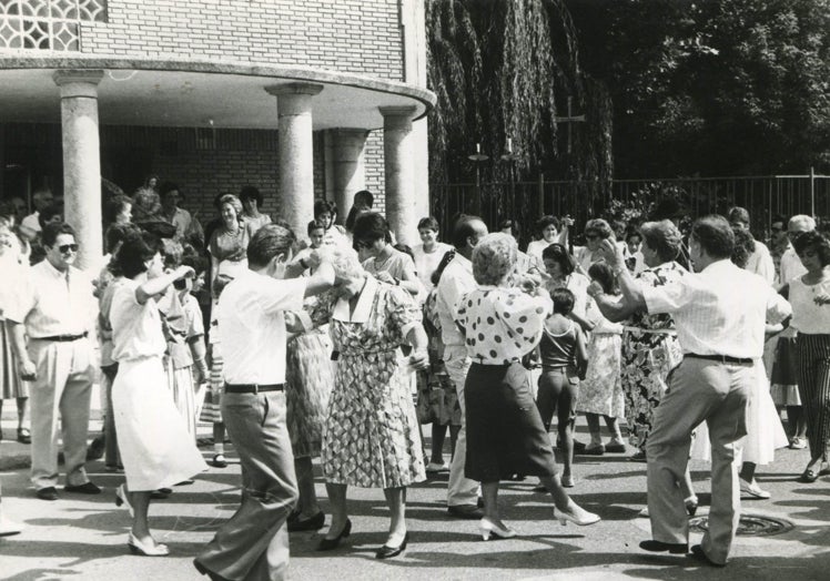 Gran baile a las puertas de la parroquia de Puente Ladrillo en las fiestas de agosto en honor a su patrona en el año 1994.