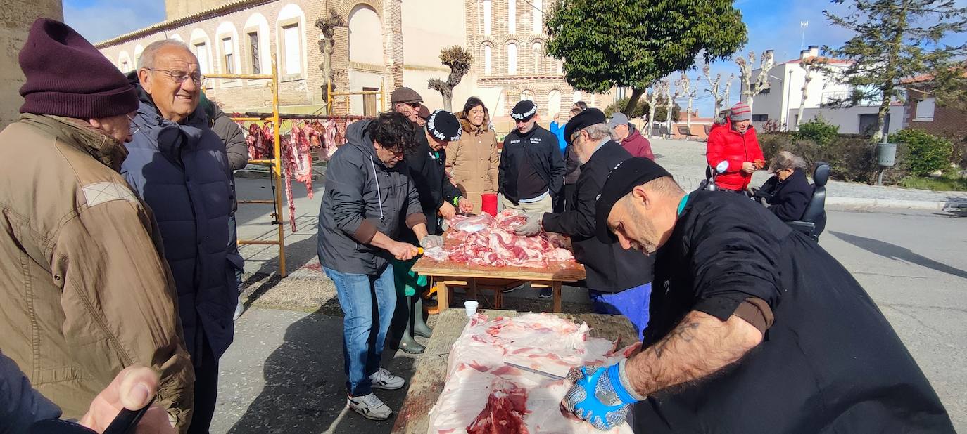 Más de 200 vecinos participan en la XII matanza de Villar de Gallimazo