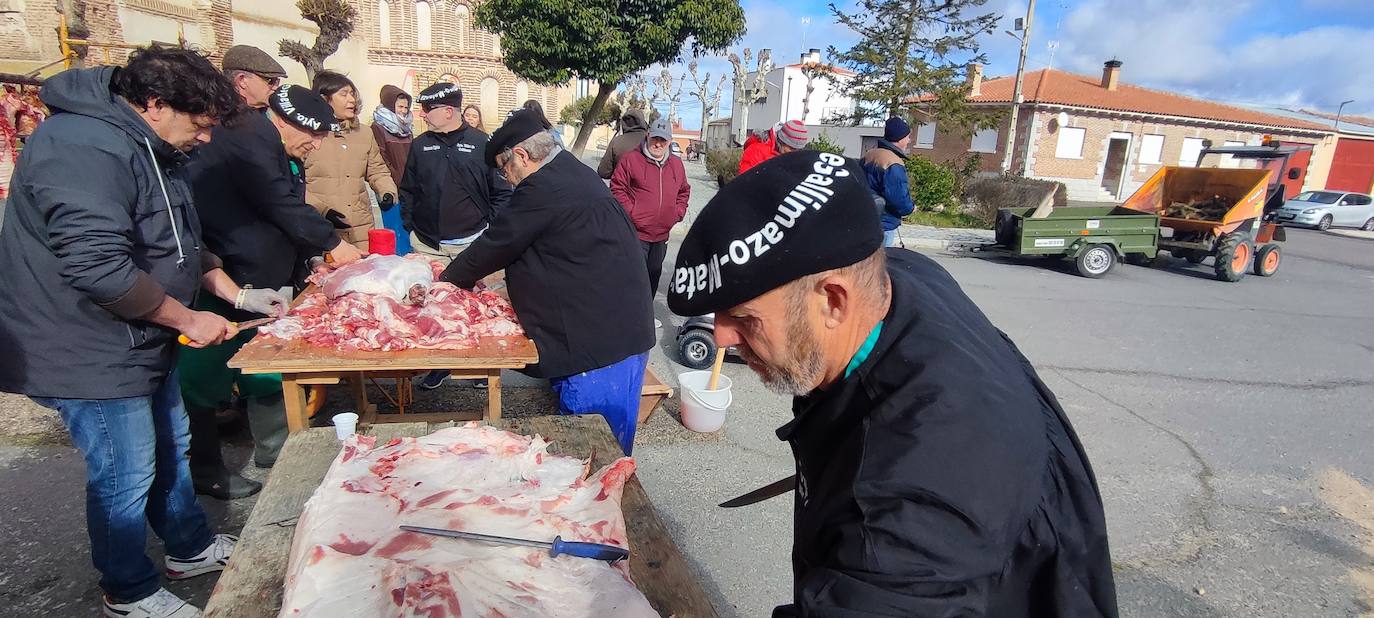 Más de 200 vecinos participan en la XII matanza de Villar de Gallimazo