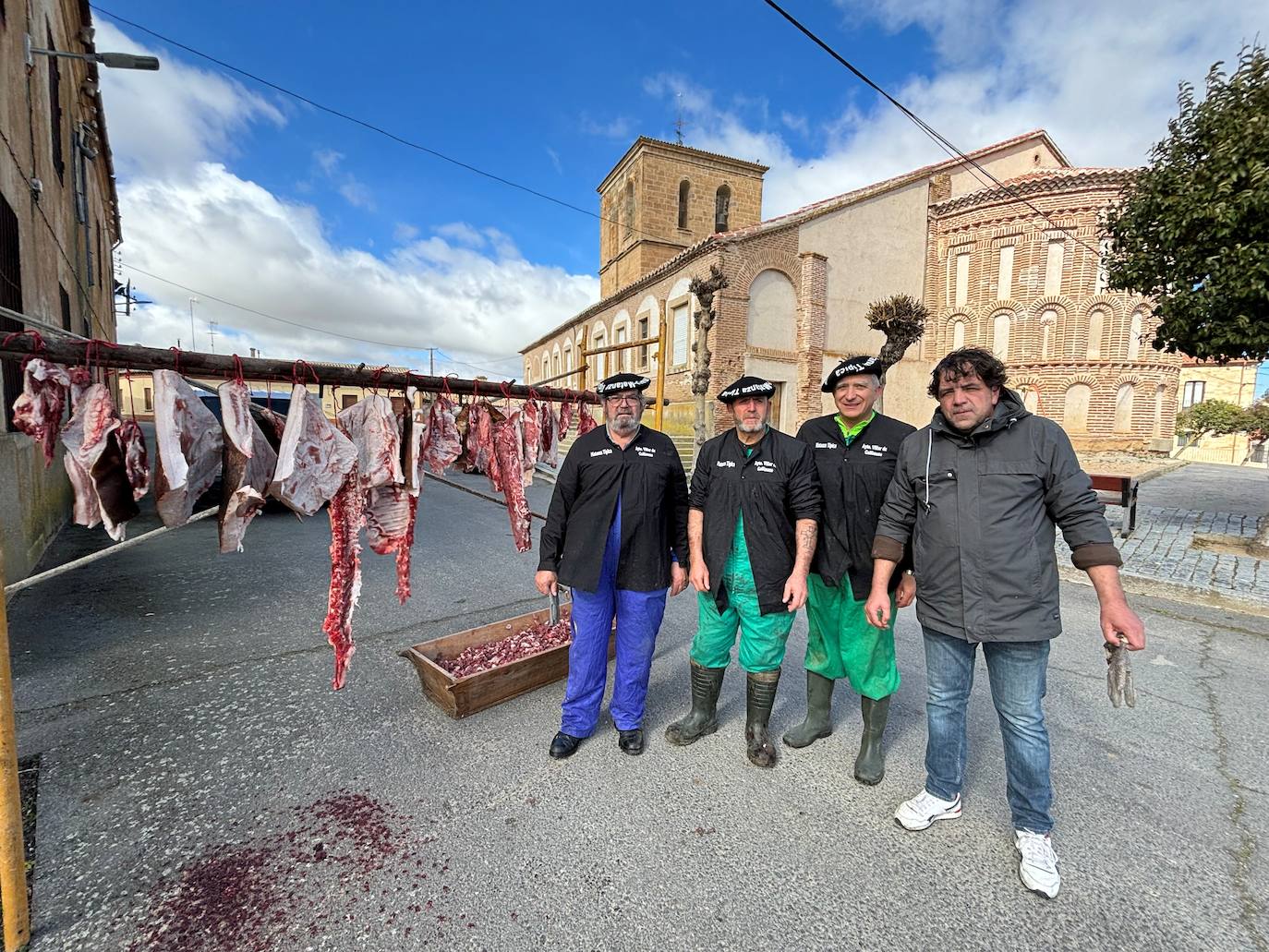 Más de 200 vecinos participan en la XII matanza de Villar de Gallimazo