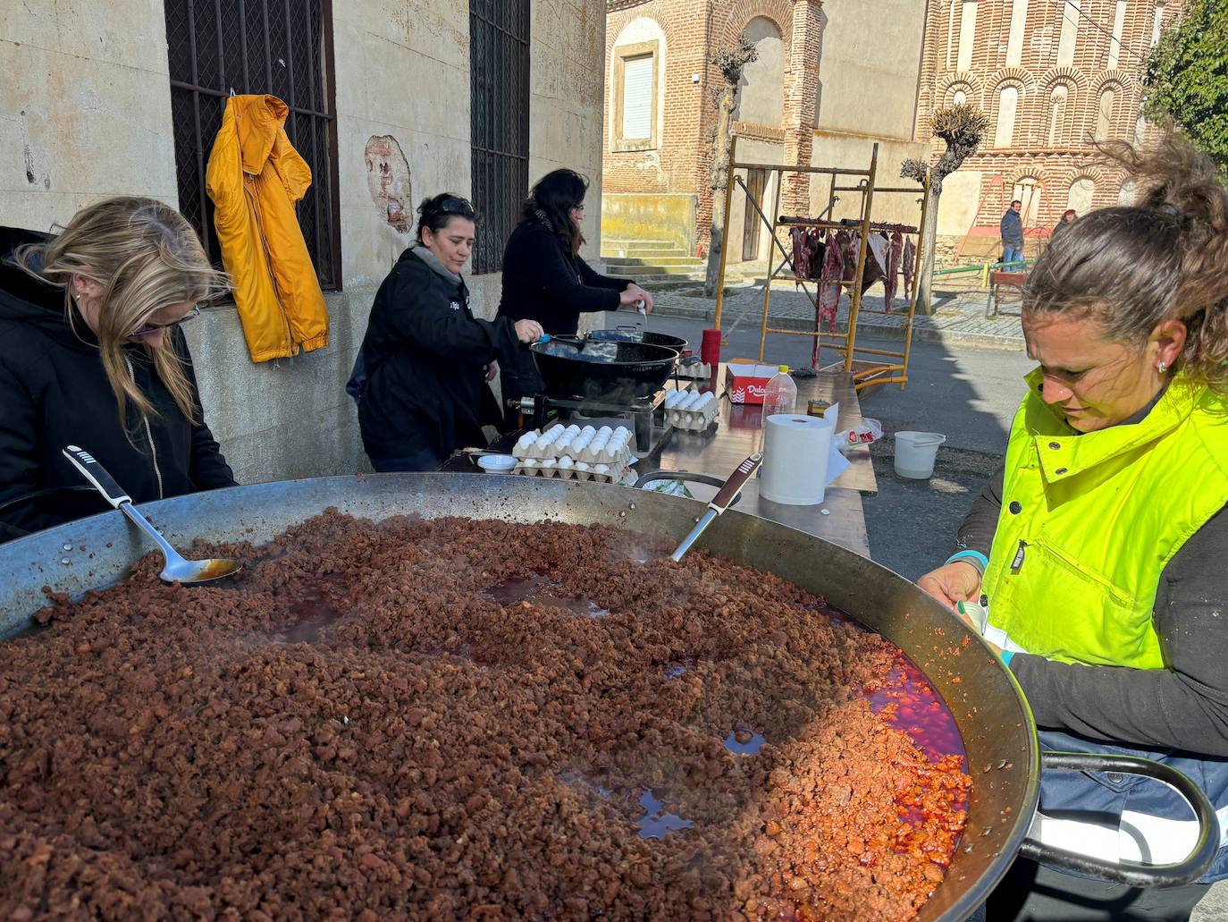 Más de 200 vecinos participan en la XII matanza de Villar de Gallimazo