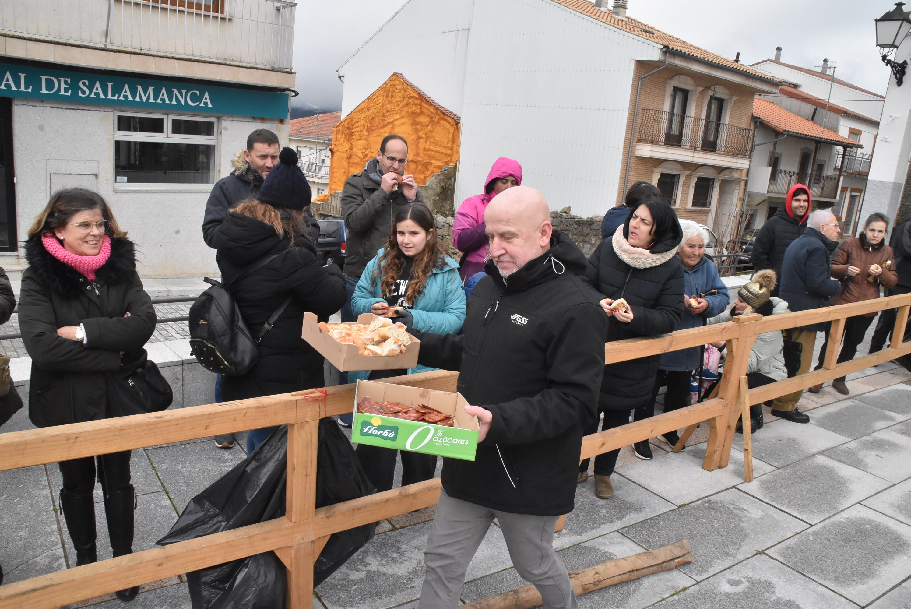 Ledrada une la tradición y la solidaridad en torno a su matanza