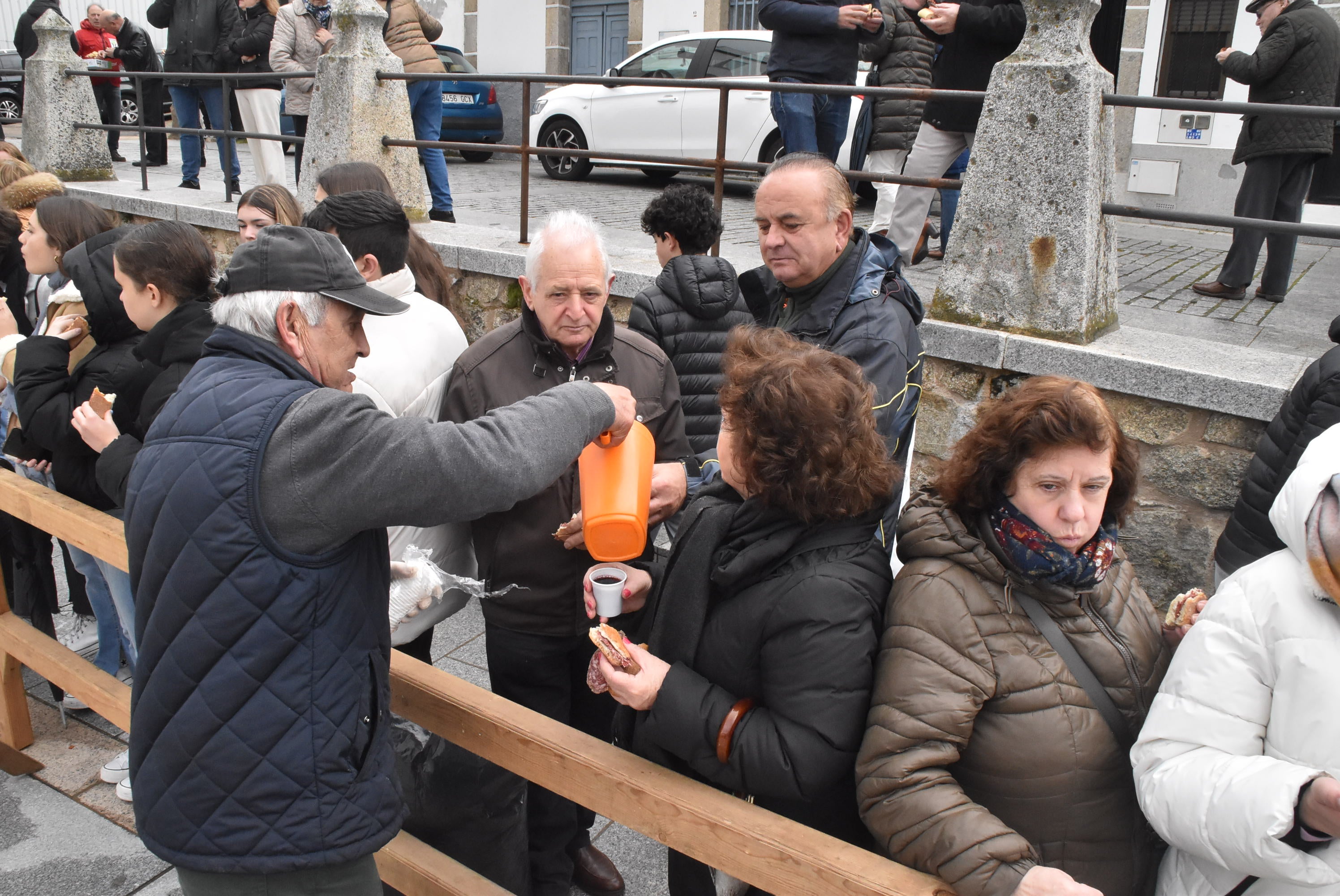 Ledrada une la tradición y la solidaridad en torno a su matanza