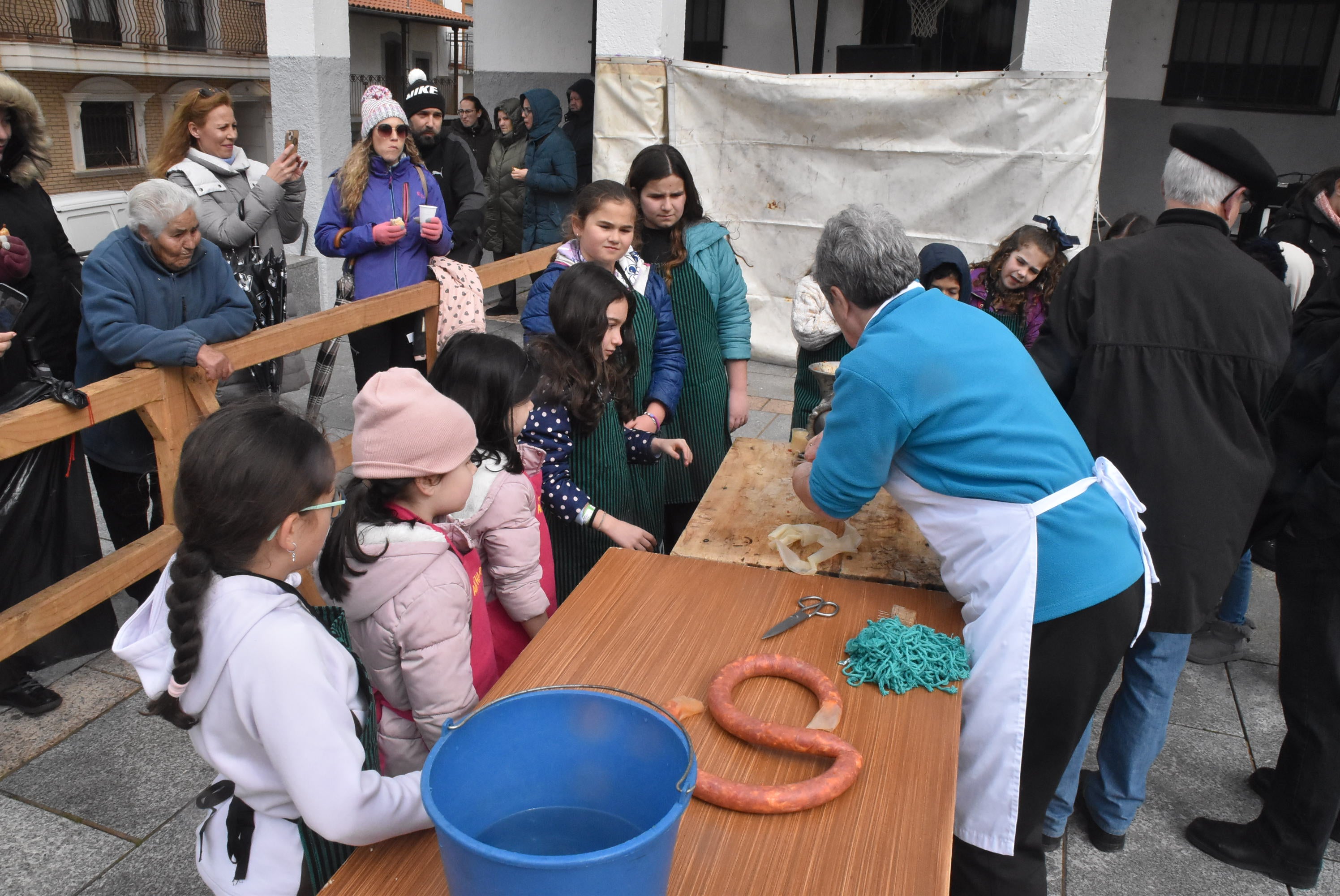 Ledrada une la tradición y la solidaridad en torno a su matanza