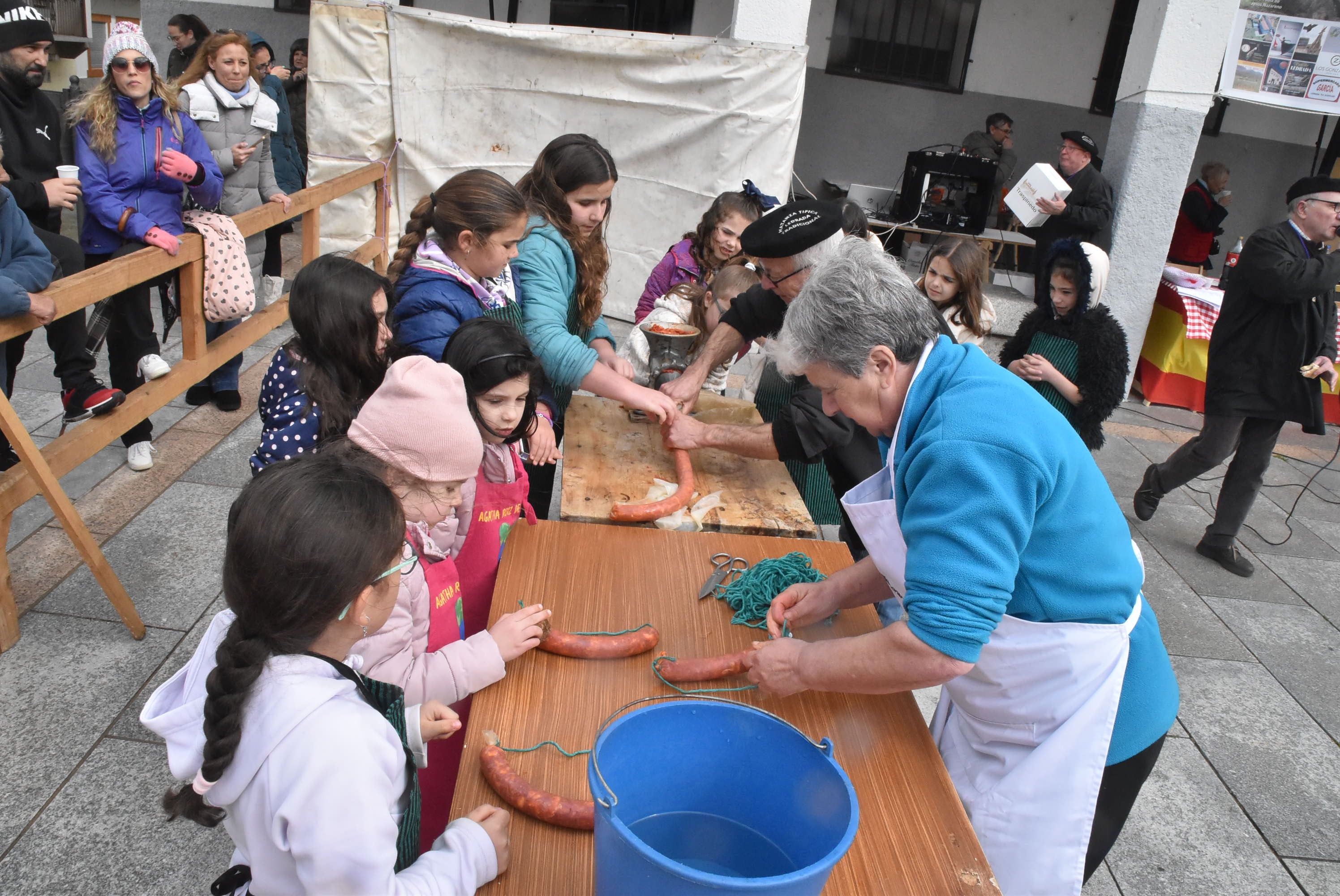 Ledrada une la tradición y la solidaridad en torno a su matanza