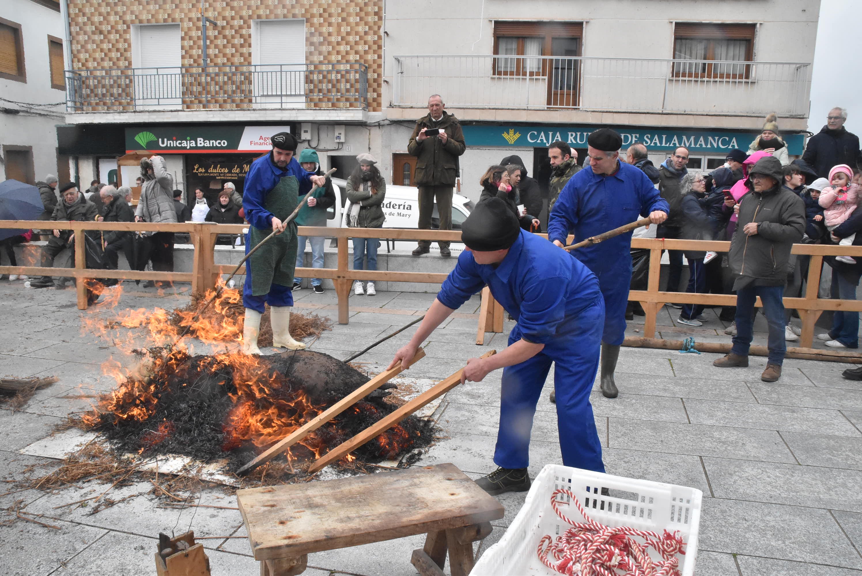 Ledrada une la tradición y la solidaridad en torno a su matanza