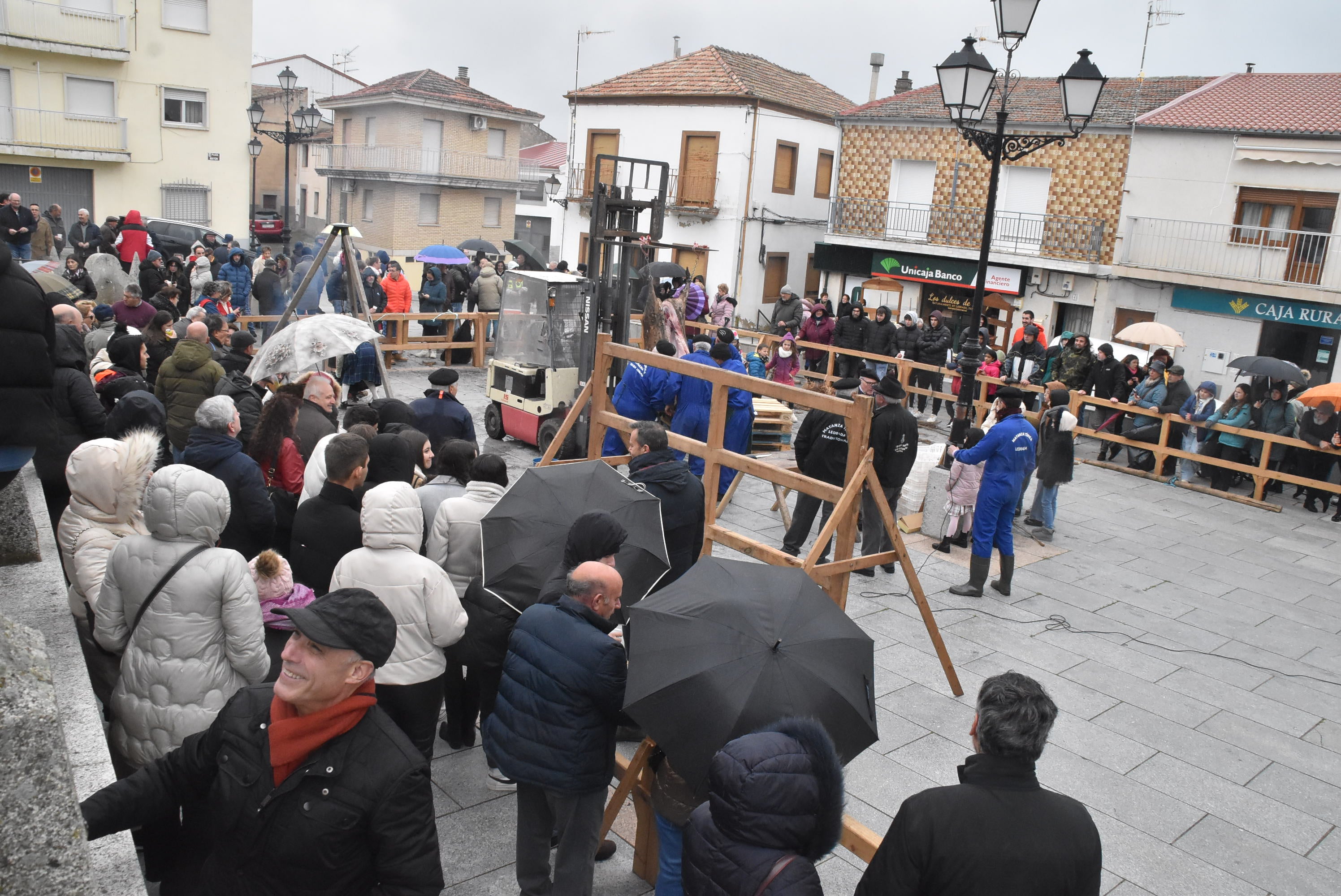 Ledrada une la tradición y la solidaridad en torno a su matanza