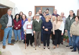 Familiares y autoridades en el acto de homenaje al centenario