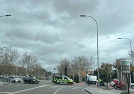 La Policía Local en el lugar de la colisión en la avenida de Salamanca con la calle El Bierzo.