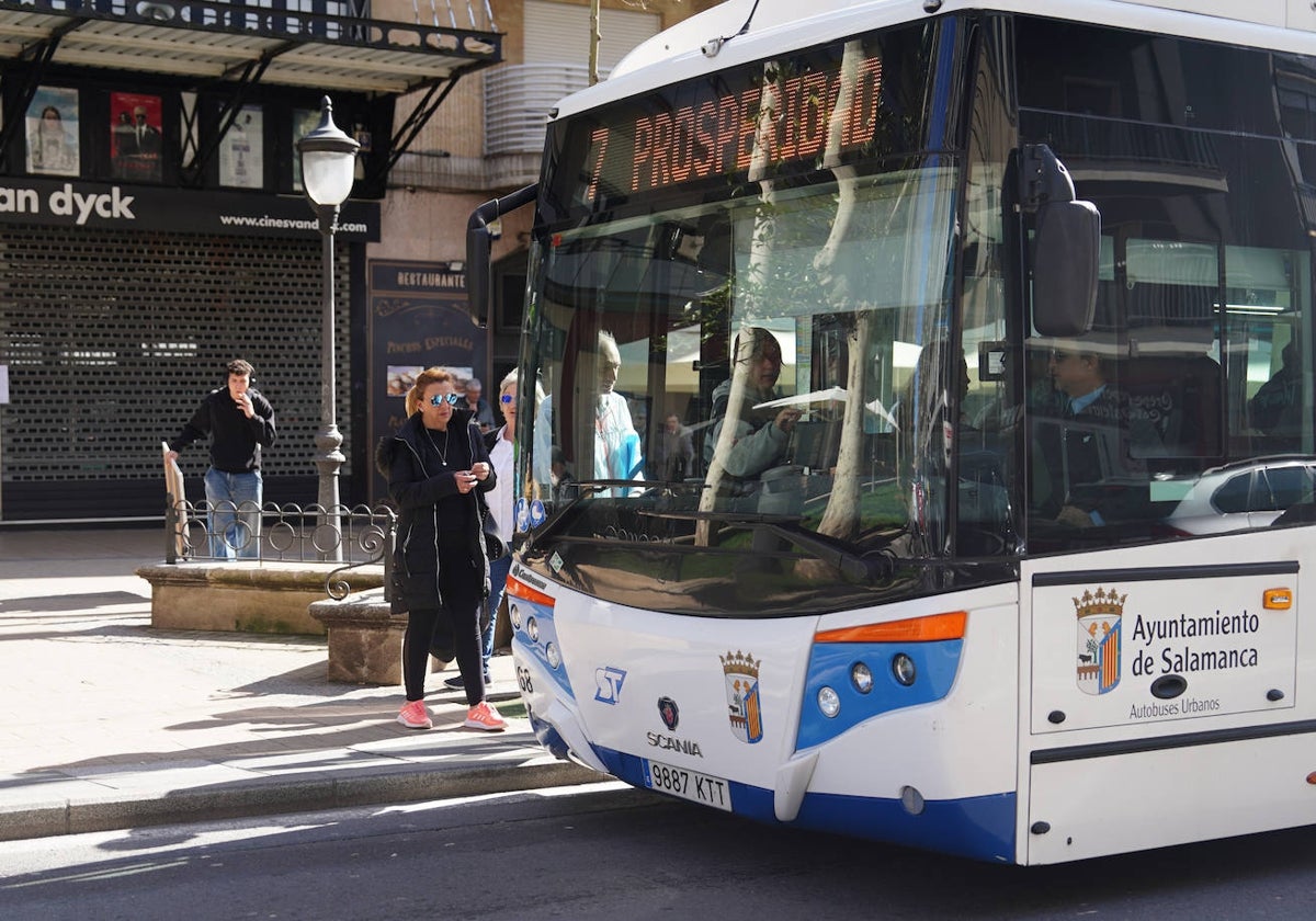 Autobús en la parada de Torres Villarroel.