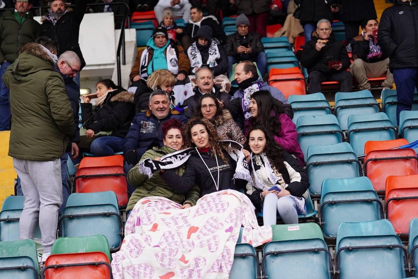 Búscate en la grada del Helmántico en el partido entre el Salamanca UDS y el Bembibre