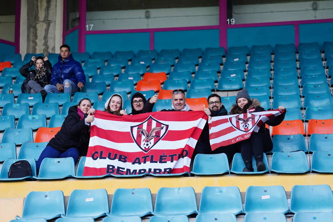 Búscate en la grada del Helmántico en el partido entre el Salamanca UDS y el Bembibre