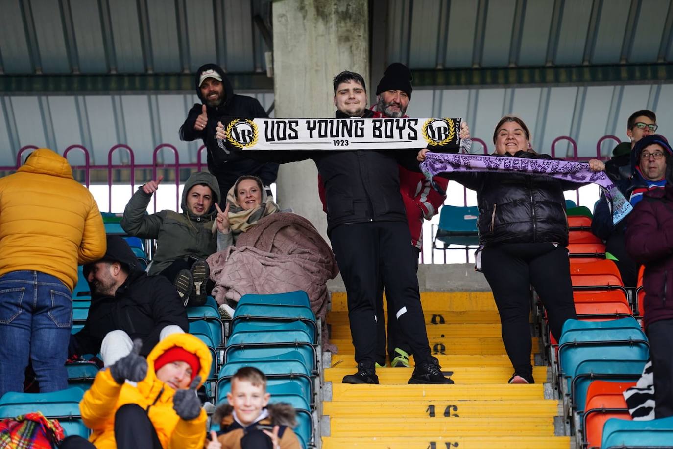 Búscate en la grada del Helmántico en el partido entre el Salamanca UDS y el Bembibre